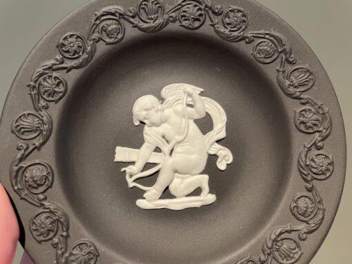Lovely Wedgwood Jasperware Black Basalt Trinket Dish - Cupid Stringing His Bow - Image 2