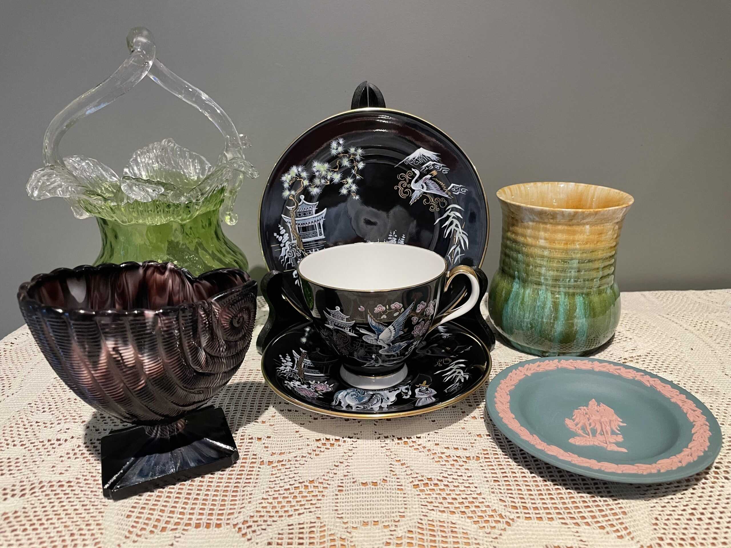 Sneak Peek For The Week – Victorian Glass, Wedgwood, Royal Albert, Aussie Pottery