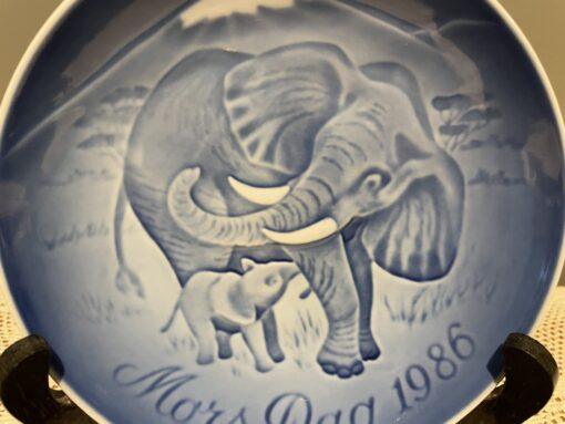 Bing And Grondahl Mothers Day Plate 1986 - Elephant And Calf - Image 2