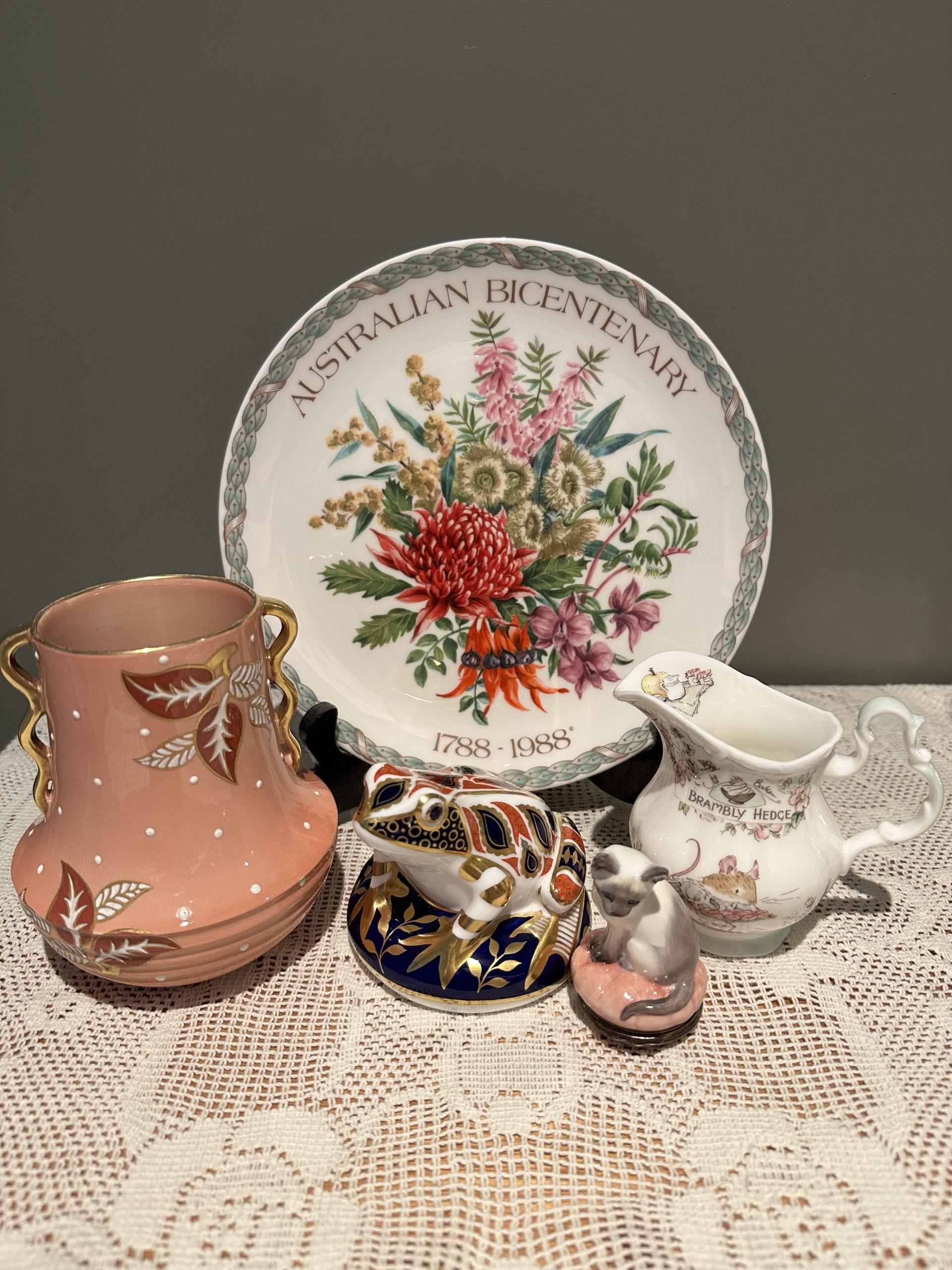 Sneak Peek For The Week – Royal Albert Australian Bicentenary State Flowers Plate, Carlton Ware Art Deco Vase, Royal Doulton Brambly Hedge Afternoon Tea Creamer, Halcyon Days Siamese Kitten Bombonniere, Royal Crown Derby Large Imari Frog Paperweight
