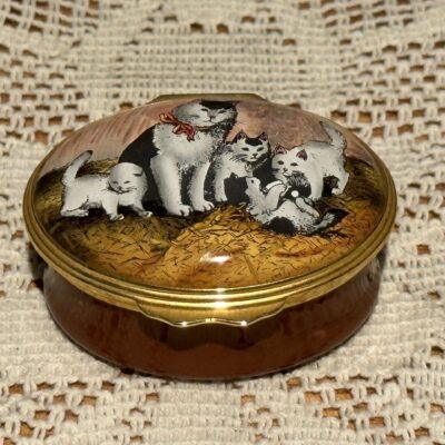 Halcyon Days Smithsonian Trinket / Pill / Bonbonierre - Mother Cat With Kittens