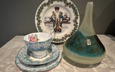 Sneak Peek For The Week – Mdina Hand Blown Glass Bud Vase, Spode Christmas Plate, Royal Albert Enchantment Trio