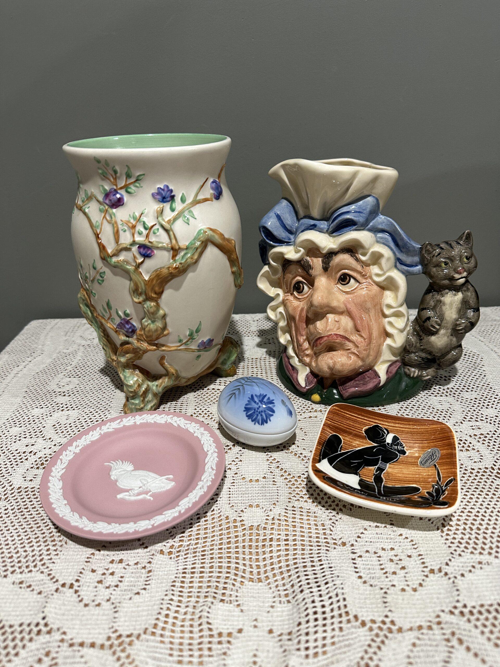 Sneak Peek For The Week – Bing And Grondahl Limited Edition Egg Trinket Box, Clarice Cliff Indian Tree vase, Wedgwood Cockatoo Small Tray, Royal Doulton Cook And Cheshire Cat Character Jug, Florenz Pottery Souvenir Trinket Dish