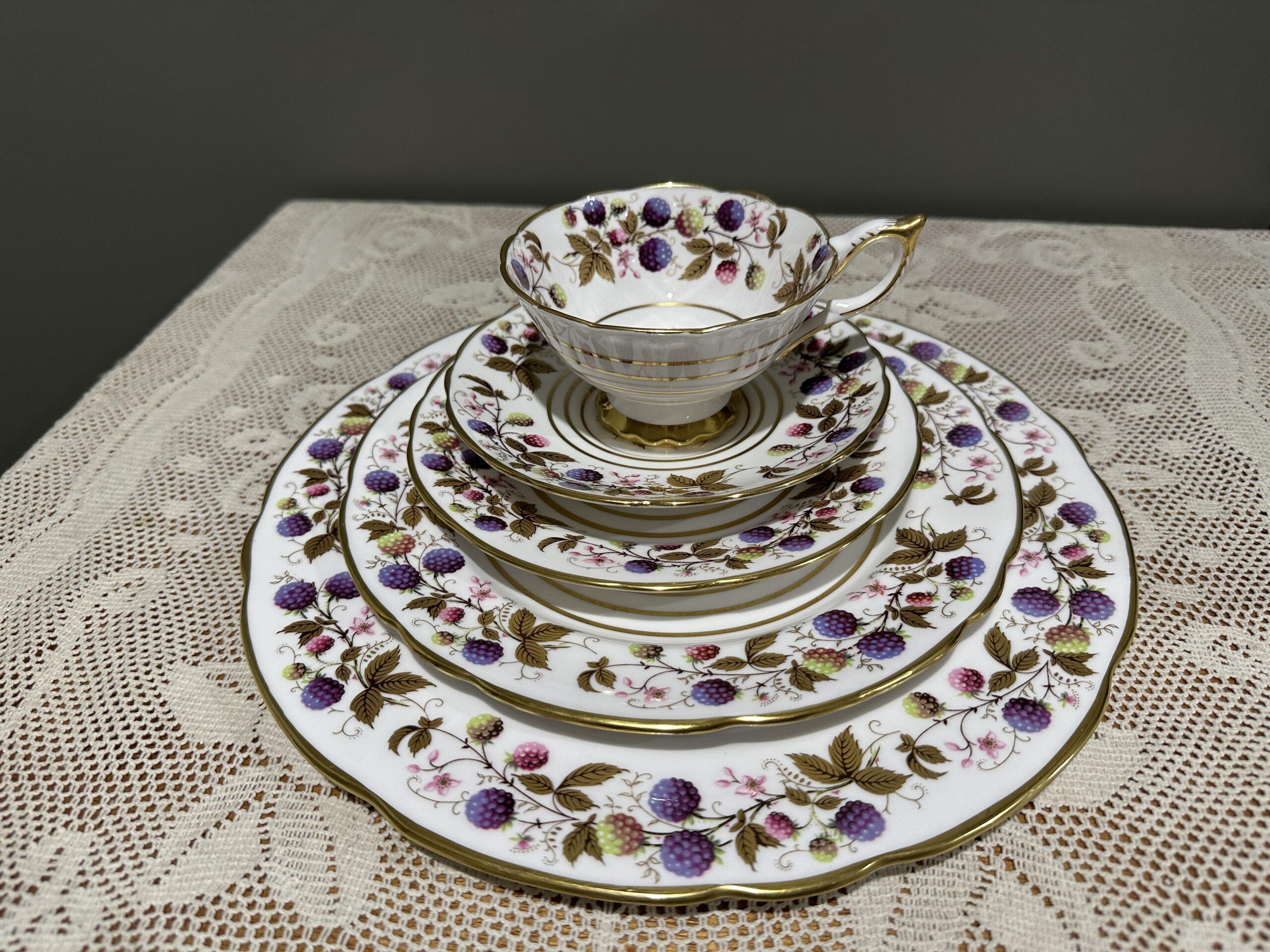 Royal Stafford Richly Gilt Golden Bramble 5pc Dinner Place Setting For One - Image 2